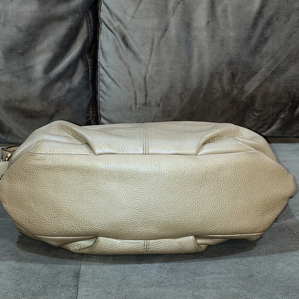 EUC COACH BEIGE/GOLD METALLIC PEBBLED LEATHER SHOUDLER BAG ADJUSTABLE STRAP
